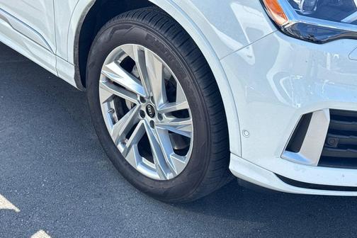 Carrara White 2023 Audi Q7 45 Premium