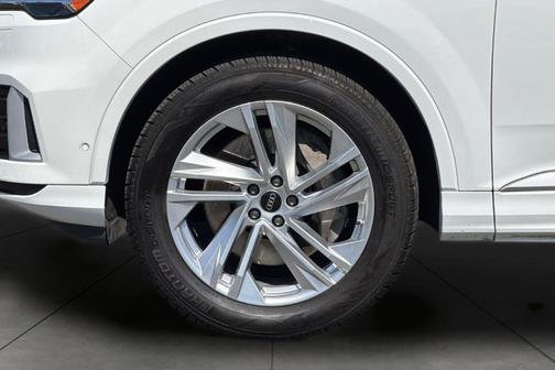 Carrara White 2023 Audi Q7 45 Premium