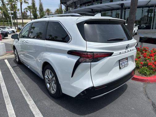 Wind Chill Pearl 2024 Toyota Sienna Platinum