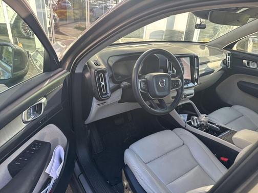Pebble Grey Metallic 2020 Volvo XC40 T5 Inscription