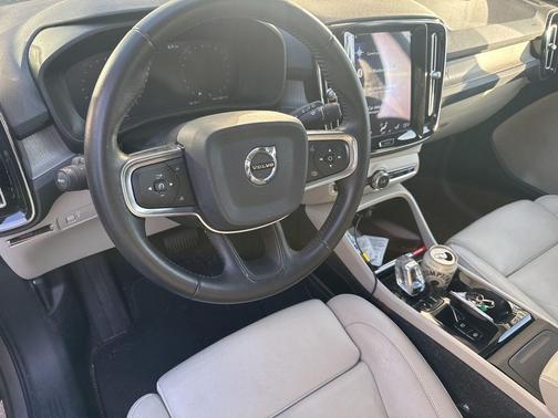 Pebble Grey Metallic 2020 Volvo XC40 T5 Inscription