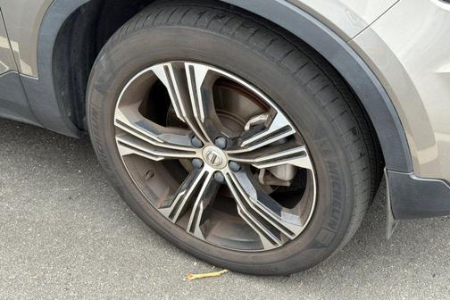 Pebble Grey Metallic 2020 Volvo XC40 T5 Inscription