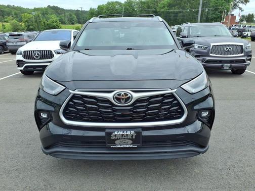 Midnight Black Metallic 2022 Toyota Highlander XLE