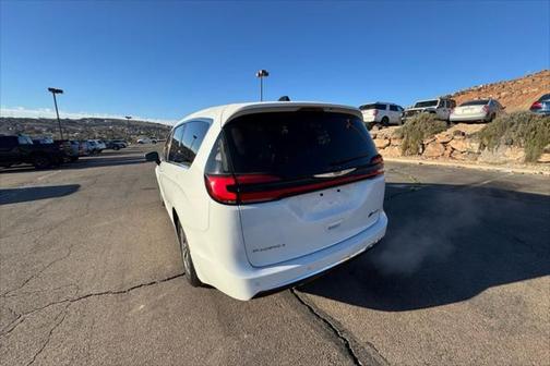 2023 Chrysler Pacifica Hybrid Touring L