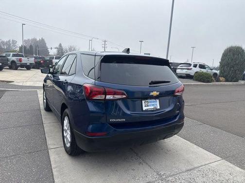 Blue Glow Metallic 2022 Chevrolet Equinox LS