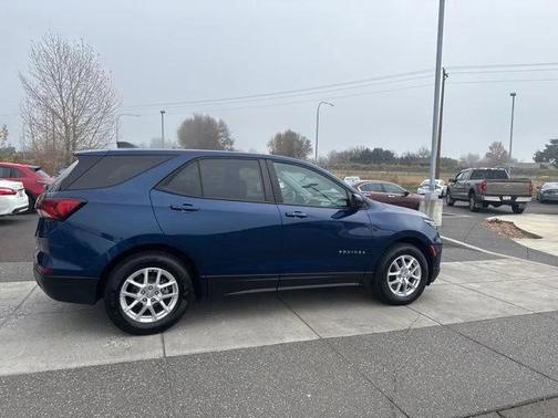 Blue Glow Metallic 2022 Chevrolet Equinox LS
