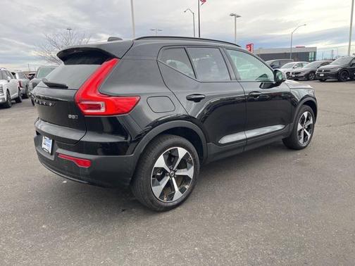2025 Volvo XC40 B5 Plus Dark Theme