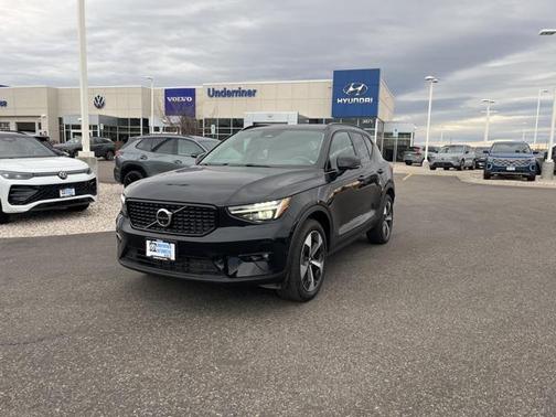 2025 Volvo XC40 B5 Plus Dark Theme