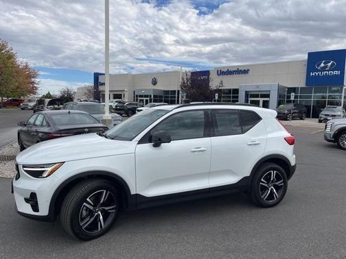 2023 Volvo XC40 B5 Plus Dark Theme