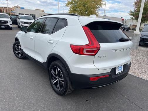 2023 Volvo XC40 B5 Plus Dark Theme