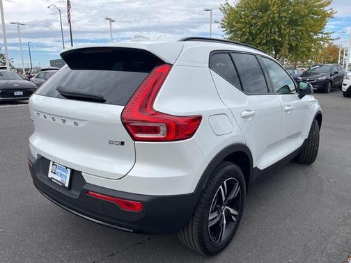 2023 Volvo XC40 B5 Plus Dark Theme