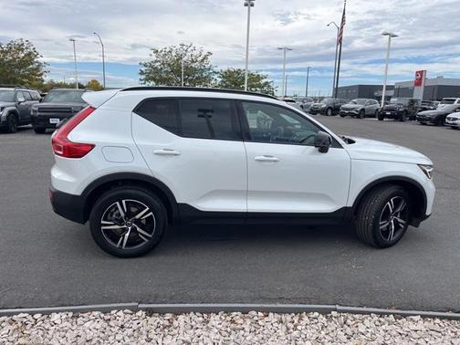 2023 Volvo XC40 B5 Plus Dark Theme