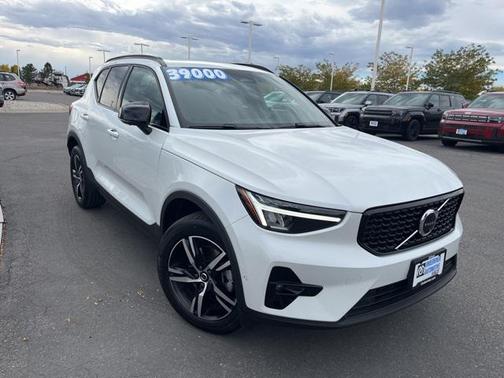 2023 Volvo XC40 B5 Plus Dark Theme