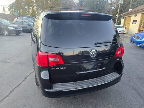 2011 Volkswagen Routan SE
