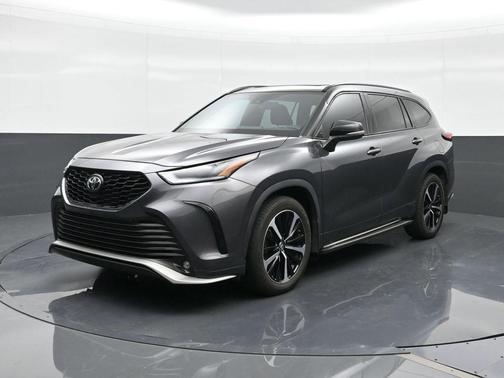 Magnetic Gray Metallic 2022 Toyota Highlander XSE