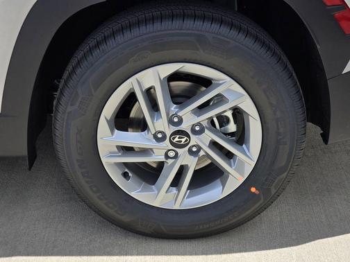 Shimmering Silver 2026 Hyundai TUCSON SE