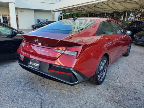 2025 Hyundai ELANTRA SEL