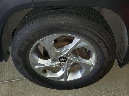 Shimmering Silver 2023 Hyundai TUCSON SE