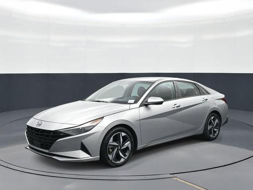 Shimmering Silver Pearl 2023 Hyundai ELANTRA SEL