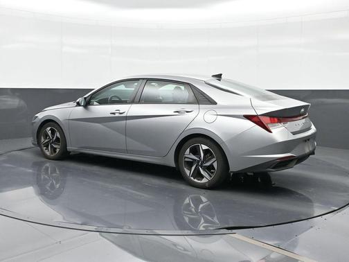 Shimmering Silver Pearl 2023 Hyundai ELANTRA SEL