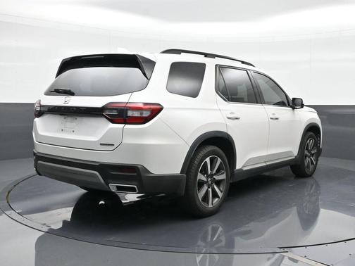 Platinum White Pearl 2023 Honda Pilot Touring 8-Passenger