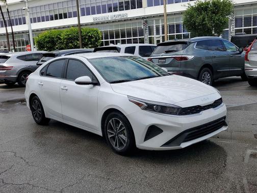 Snow White Pearl 2024 Kia Forte LXS