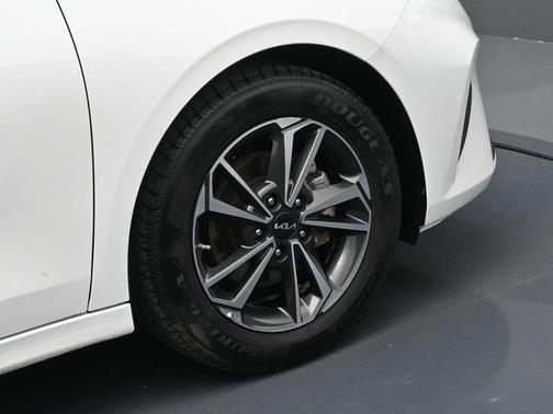 Snow White Pearl 2024 Kia Forte LXS