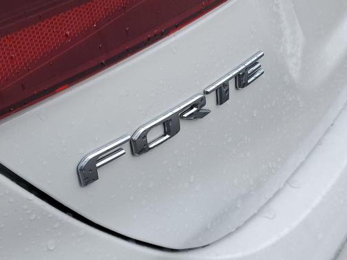 Snow White Pearl 2024 Kia Forte LXS