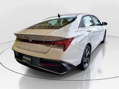 2025 Hyundai ELANTRA SEL