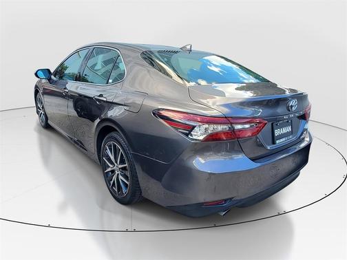 2022 Toyota Camry Hybrid XLE