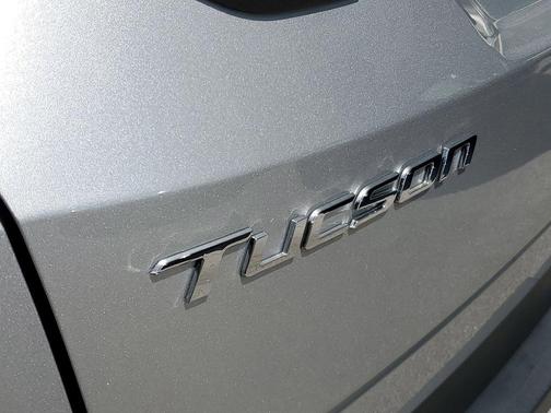 Shimmering Silver 2023 Hyundai TUCSON SE
