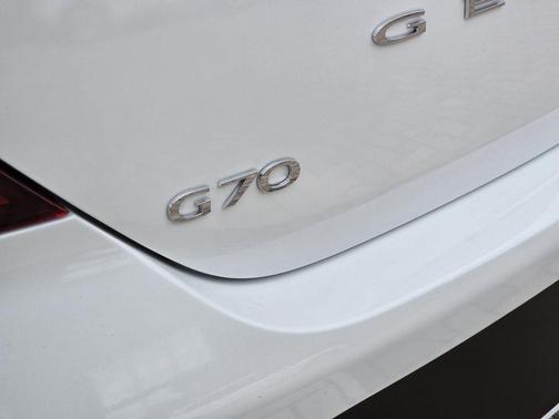 Uyuni White 2026 Genesis G70 2.5T Prestige