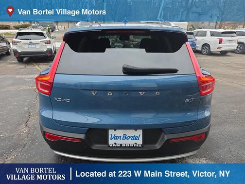 2023 Volvo XC40 B5 Ultimate Bright Theme