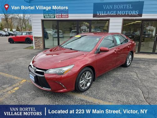 Pearl 2017 Toyota Camry SE
