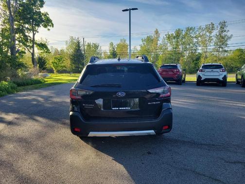 Crystal Black Silica 2023 Subaru Outback Limited