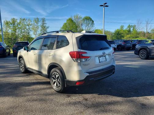 Crystal White Pearl 2023 Subaru Forester Premium