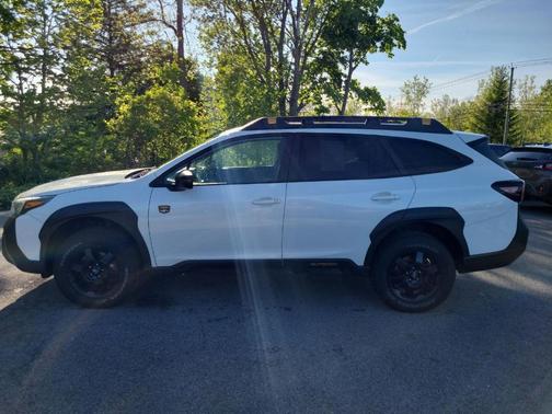Crystal White Pearl 2022 Subaru Outback Wilderness