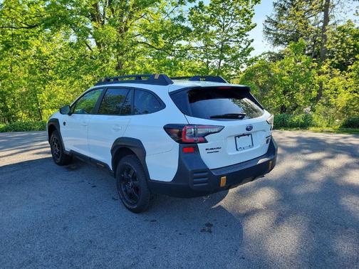 Crystal White Pearl 2022 Subaru Outback Wilderness