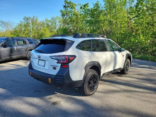 Crystal White Pearl 2022 Subaru Outback Wilderness