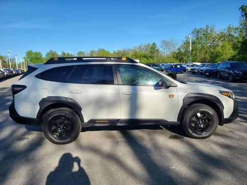 Crystal White Pearl 2022 Subaru Outback Wilderness