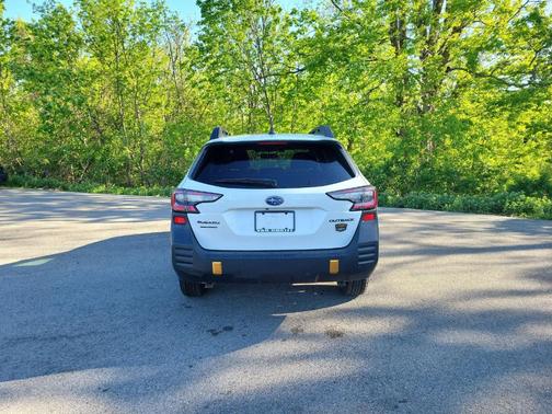 Crystal White Pearl 2022 Subaru Outback Wilderness