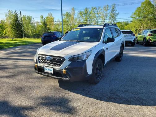 Crystal White Pearl 2022 Subaru Outback Wilderness