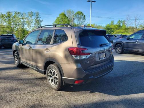 Brilliant Bronze Metallic 2023 Subaru Forester Premium
