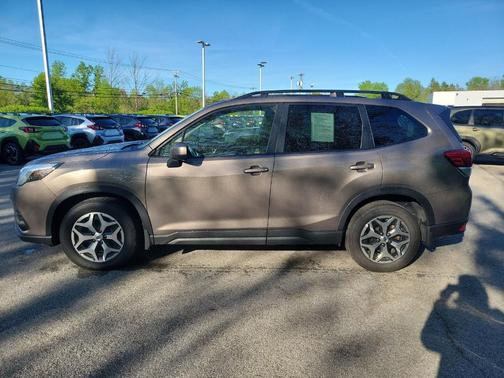 Brilliant Bronze Metallic 2023 Subaru Forester Premium