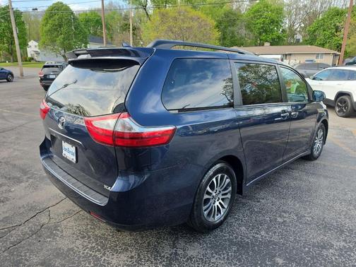 Pearl 2019 Toyota Sienna XLE