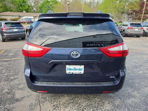 Pearl 2019 Toyota Sienna XLE