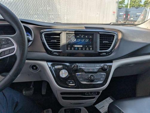 Brilliant Black Crystal Pearlcoat 2021 Chrysler Voyager LXI