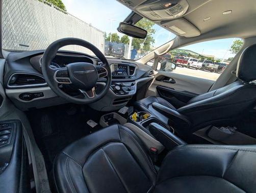 Brilliant Black Crystal Pearlcoat 2021 Chrysler Voyager LXI