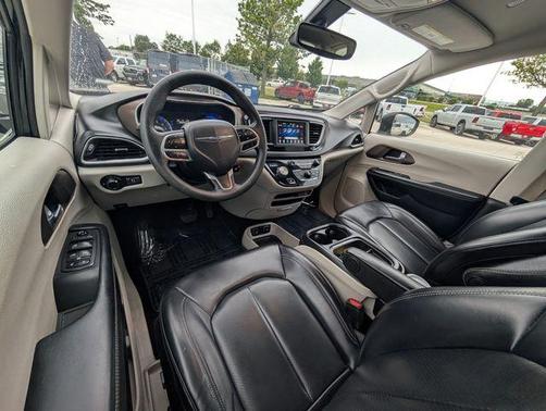 Brilliant Black Crystal Pearlcoat 2021 Chrysler Voyager LXI