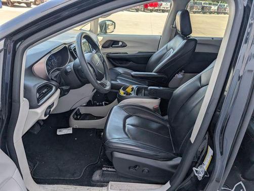 Brilliant Black Crystal Pearlcoat 2021 Chrysler Voyager LXI